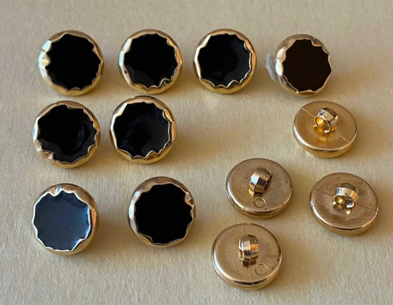 Conjunto de 12 botones vintage negros y dorados – estilo cabujón en acrílico – photo 2